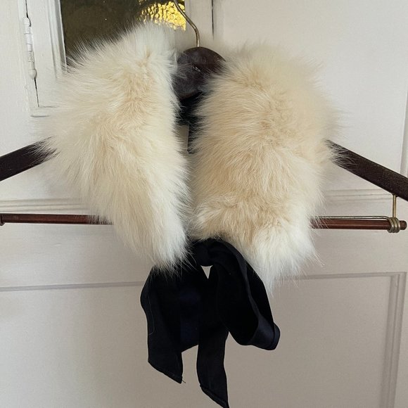 Carolina Herrera White Fur Collar with Ribbon Bow - Picture 2 of 6
